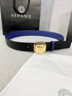 宽度：4.0Cm 范思哲 两面荔枝纹腰带饰有标志性的versace美杜莎头像扣，彰显品牌格调。是一款精美的衣橱必备单品。