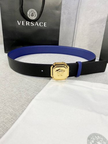 宽度：4.0Cm 范思哲 两面荔枝纹腰带饰有标志性的versace美杜莎头像扣，彰显品牌格调。是一款精美的衣橱必备单品。
