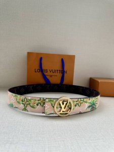 4.0宽 男装系列跟随丹迪水手的步伐开启一场环球之旅。此款 Lv Tag 双面腰带将冲浪风格图案铺陈于一面，唤起畅游热带岛屿的美好记忆，翻转即现经典 Monog