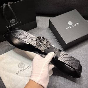 特 范思哲 宽4.0cm 新款 腰带由柔软的Greca压花皮革于意大利精制而成，饰有Medusa搭扣 Medusa搭扣 Greca压花