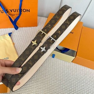 圖片包裝10 寬：25Mm 驢家新品 Ss23特別限定女士腰帶 皮帶採用雙面設計 帶身帆布面襯托原廠磨砂樹高底 嶄新的針搭扣雕刻有花卉圖案 質感超好 上身效果完
