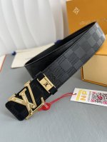 品名： Lv..路易..威登腰带皮带原单 型号：挂扣，经典纯钢材质镶钻字母挂扣，头层牛皮，图片实物拍摄 材料：头层牛皮，挂扣系列，纯钢材质扣头，钯镀电镀工艺永不