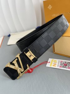 品名： Lv..路易..威登腰带皮带原单 型号：挂扣，经典纯钢材质镶钻字母挂扣，头层牛皮，图片实物拍摄 材料：头层牛皮，挂扣系列，纯钢材质扣头，钯镀电镀工艺永不