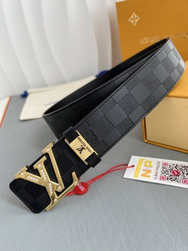 品名： Lv..路易..威登腰带皮带原单 型号：挂扣，经典纯钢材质镶钻字母挂扣，头层牛皮，图片实物拍摄 材料：头层牛皮，挂扣系列，纯钢材质扣头，钯镀电镀工艺永不