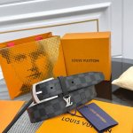 Everyday Pin 腰带为光滑皮革融入路易威登铭纹黄铜搭扣，再将精巧 Lv Initiales 装饰悬挂于束带圈之下。醒目缝线聚合视觉焦点，可轻松升级正装