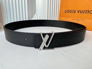 Lois Vuitton 路易威登 男士腰带 原厂荔枝纹 黑色小牛皮平纹底，真空电镀钯金光面扣，双面可用 简约时尚 奢华有内涵 值得拥有！宽度4.0Cm