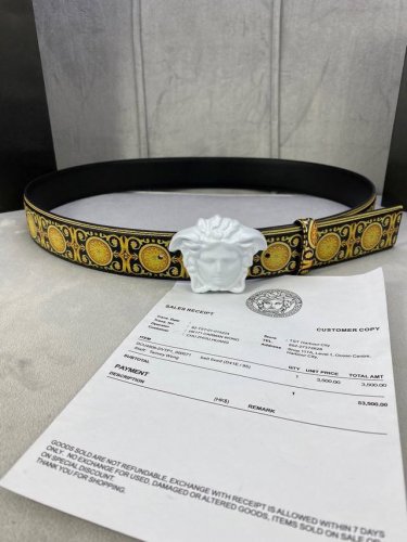 特 宽度4.0Cm Versace 范思哲 此款Palazzo腰带采用牛皮革面料制作，并饰有Le Pop Classique图案印花和标志性的美杜莎五金配件。