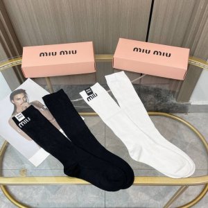 配包装 一盒二双 Miumiu 缪缪超级爆款网红袜子M家官网同步针织字母小腿袜，Ins明星网红推荐火爆至极纯棉材质，轻薄柔软透气，四季通用，欧美大牌街头必备