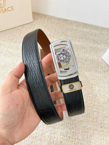 品名：范思哲.Versace.皮带腰带自动皮带 DDD 型号：自动带，纯钢材质经典人头自动扣，图片实物拍摄 DDD 腰带：百分百头层牛皮，自动带身，保证真皮。2