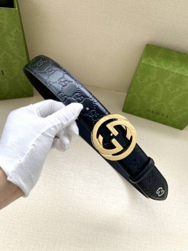 宽度4.0cm GUCCI 互扣式双G带扣腰带，采用热压印技术的Gucci Signature蓝色皮革精制而成，触感厚实，印花图案清晰分明。