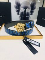 Versace 范思哲 的卡其色双面腰带，采用小牛皮制成，金色搭扣饰有品牌标志性的美杜莎头像。一面饰有蓝色和绿色的 Versace Allover 印花。4.0