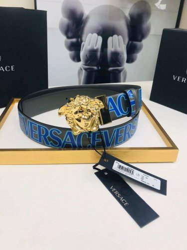 Versace 范思哲 的卡其色双面腰带，采用小牛皮制成，金色搭扣饰有品牌标志性的美杜莎头像。一面饰有蓝色和绿色的 Versace Allover 印花。4.0
