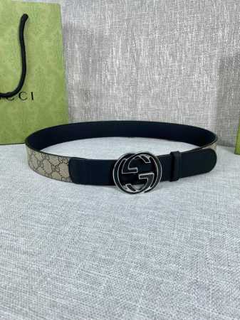 宽度4.0Cm Gucci 这款腰带在春夏系列中惊艳亮相，采用以标志性米色 乌木色组合呈现的品牌双G精品钢扣字母交织图案，与黑色皮革材质相得益彰。双G搭扣采用做 - 点击图像关闭