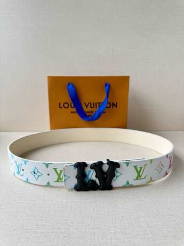 特 Lv Initiales 40 毫米双面腰带焕新标志性设计 以经典 帆布和柔软牛皮革呈现双面风尚 经典丝印路易威登Logo Lv 字母搭扣散发前卫气息 提供