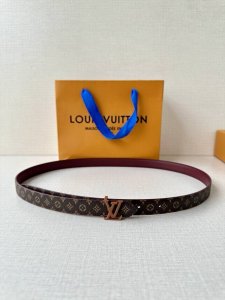 2.0宽Mini Lv 双面腰带以华美皮革和标志性 Monogram 帆布演绎两式风范，为纤细构型融入莹泽 Lv Initiales 金属搭扣。榄尖形末端再添优