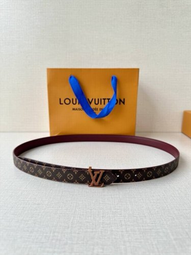 2.0宽Mini Lv 双面腰带以华美皮革和标志性 Monogram 帆布演绎两式风范，为纤细构型融入莹泽 Lv Initiales 金属搭扣。榄尖形末端再添优