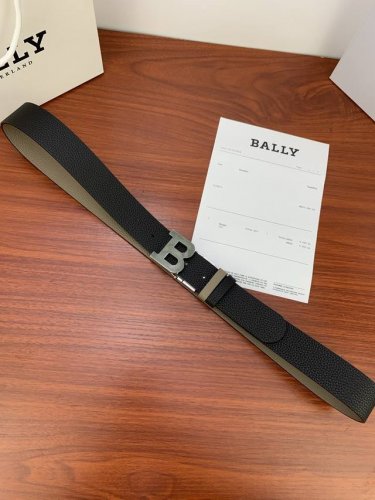 3.4宽 正装腰带由压纹牛皮制成，双面可用 Bally Stripe 细节。银色金色 金属搭扣点亮整体造型。