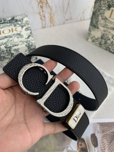 品名：迪奥. Dior.原单 型号：挂扣，原版经典挂扣，实物拍摄，双面头层牛皮 材料：百分百头层牛皮，保证真皮。双面可用专柜同等质量，原版经典双面荔枝纹，黑深蓝