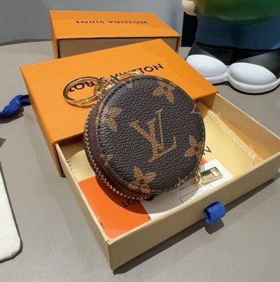Lv经典老花 棋格蓝牙耳机包搭配钥匙扣，通用型耳机包，挂饰 既可以放心爱耳的机还可以美美挂包在包上、钥匙扣、一举俩得 适用苹果Airpods1-2代，Pro 华