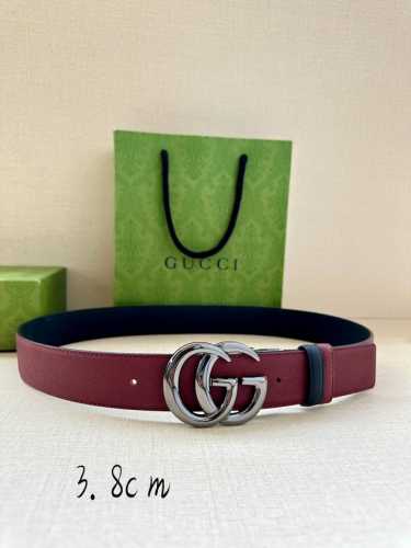 宽度4.0Cm Gucci系列，品牌标志性的双G原单钢扣标识经重新诠释后，以光彩夺目的金色调呈现在这款手掌纹腰带上。