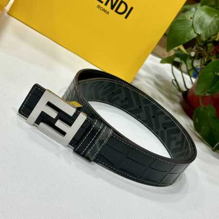 特 Fendi芬迪专柜同款 宽4.0Cm 双环正反用腰带 Ff按钉搭扣 黑色Cuoio Romano皮革材质 反面面料带有烟草黄和黑色Ff图案 四方金属饰面 时 - 点击图像关闭