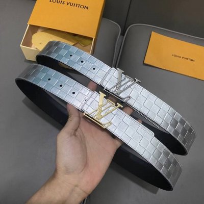 L0Uis Vuitt0N 今季新品 男士原單腰帶 寬度40毫米 雙面進口頭層小牛皮壓花品牌Logo設計 搭配經典鏤空五金 可雙面佩戴 適合沈穩低調的男士使用