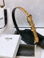 特 Celine 24中号Triomphe Taurillon皮革腰带 Taurillon.中腰，牛皮腰带 Triomphe皮革搭扣 2.5Cm