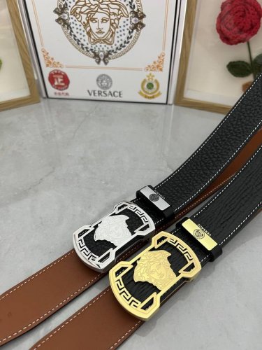 品名 Versace.范思哲 材质 原单牛皮腰带 百分百头层牛皮腰带保证真皮 24K纯钢扣 专柜原单品质 做工精细 时尚大牌 送人自用首选 包装 请认准如图专柜