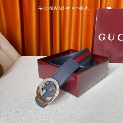 Gucci2025秋冬新作，这款腰带采用红蓝织带与蓝色牛皮革，搭配可拆卸互扣式双G搭扣，双面可用，潮流时尚。