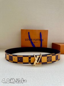4.0宽 本款 Lv Initiales 双面腰带瞩目亮相路易威登 2024 春夏男装秀场，以鲜明 Damier Pop 帆布和内敛牛皮革巧妙分饰两面，点缀 L