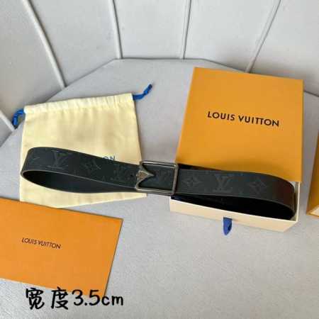特 寬：35Mm 驢家新品 Nigo新品限量版 皮帶面採用全粒面壓品牌花紋 搭配原廠小牛皮底製成 全新造型搭扣造成 令人眼前一亮 雙面配戴 以一當二 - 点击图像关闭