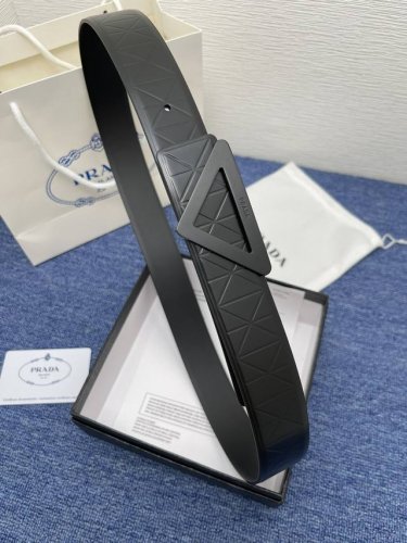 普拉达 双面原版皮，原板扣、这款饰有带扣的腰带配以水牛皮衬里，覆以Monogram 牛皮。展现细腻的品牌特质，是牛仔裤的理想配件 Monogram牛皮；2024