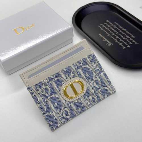 Dior D46颜色 乳白色尺寸 10*7.5 Dior 专柜同步最新款出货！采用里外头层小牛皮 ，做工精致，超多卡位，超薄款设计，携带方便！