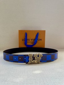 本款4.0宽 Lv Initiales 双面腰带出自 春夏男装秀场，为 Damier Pop 帆布浸染潮流新色，翻转可见光滑素雅牛皮革。Lv 字母搭扣与崭新 L