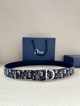特 宽度3.5Cm Dior 这款腰带扣是 Dior 新款单品，延续经典设计，采用“Cd Icon”标志造型。黑色哑光涂漆和金属覆层黄铜形成鲜明的对比。可与各式 - 点击图像关闭