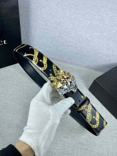 宽度3.8Cm Versace 范思哲 此款个性腰带由小牛皮制成，饰有链条印花，并配有标志性美杜莎五金搭扣配件。