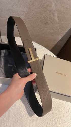 Tomford汤姆福特男士T字搭扣双面腰带，不一样的精致生活，不随大流拥有自己的时尚审美，一道独特的亮丽风景，彰显自我。4.0Cm
