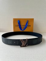 4.0宽 Lv Dimension 双面腰带以含蓄格调点亮日常风尚，彰显 Pharrell Williams 的设计巧思。Damier Heritage 饰带结