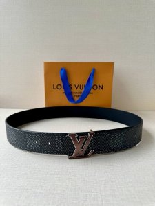 4.0宽 Lv Dimension 双面腰带以含蓄格调点亮日常风尚，彰显 Pharrell Williams 的设计巧思。Damier Heritage 饰带结