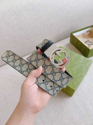 特 Gucci 双面腰带，一侧为Gucci Signature皮革，反面一侧为单色皮革。配以互扣式双G带扣。经典百搭款；腰带适用低腰和高腰两种穿戴方式，所以建议