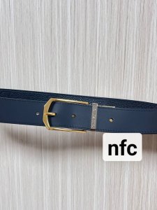 3.5双面进口牛皮，单面Z荔枝纹压花，搭配精品单桥旋转分身色扣。实物实拍，官网同步。