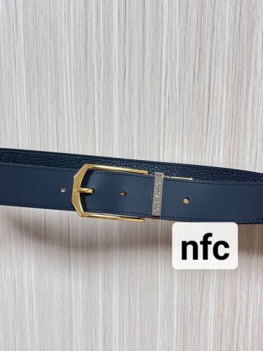 3.5双面进口牛皮，单面Z荔枝纹压花，搭配精品单桥旋转分身色扣。实物实拍，官网同步。