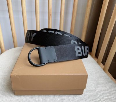 Burberry 巴宝莉 双D型环搭扣设计 灵感源自品牌标志性Trench风衣 意大利腰带 宽:4.0Cm 巴宝莉专属标识 引领时尚的顶端 流行款