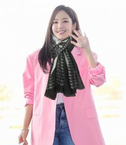上新 2620 香奈儿 会发光银丝 女人们必备款 闪闪发光 顶级设计太美了，真心赞 双C字母羊绒绒长巾 实物真心美 披肩配以印花无论设计喷绘都是非常到位细节都可