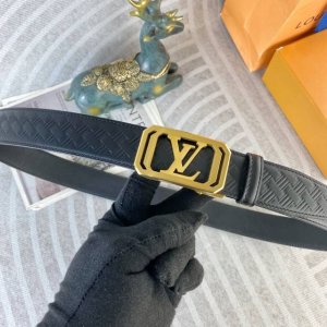 p200 Lv 特种皮腰带自动带系列 ，原厂五金精品不锈钢扣，手感柔软舒适 宽3.5Cm。
