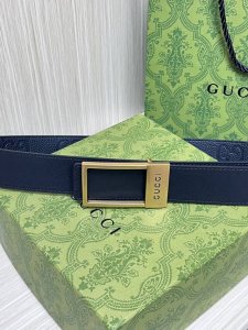当季新款，衔接品牌的过去和现在，以焕新方式继续演绎经典元素。这款双面进口牛皮单面压花黑色腰，饰有Gg字母交织图案，以Gucci刻花呈现长方形搭扣开合设计，3.5