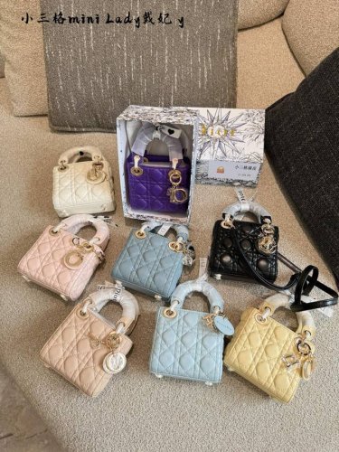 Lady Dior Mini三格戴妃， 公主们请注意超有女人味的Dior三格戴妃 黑金小皮质感高级优雅 Dior字母吊坠很精致 日常出门无论什么场合都可以背 1
