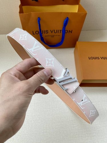 特 本款 Lv Initiales 30 毫米双面腰带拥有 Damier 以金属 Lv Initiales 搭扣注入经典底蕴。
