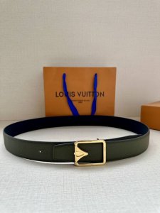 特 Lv 3.4宽 Attract 双面腰带拥有微弧形边缘和摩登形状末端，再为金属 Lv 搭结构。经典色彩和不同纹理呈现两式风尚，实现多种造型可能。