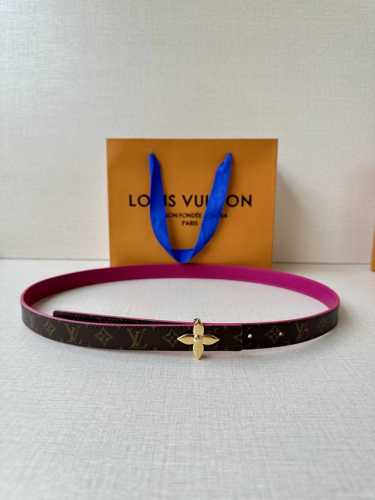 2.0宽 本款 Lv Iconic 双面腰带以纤细剪裁迎接新季，搭配标志性 Iconic 搭扣，无论展现 Monogram Reverse 帆布或素雅牛皮革，均